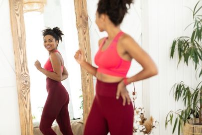 mulher que ama seu corpo com estrias